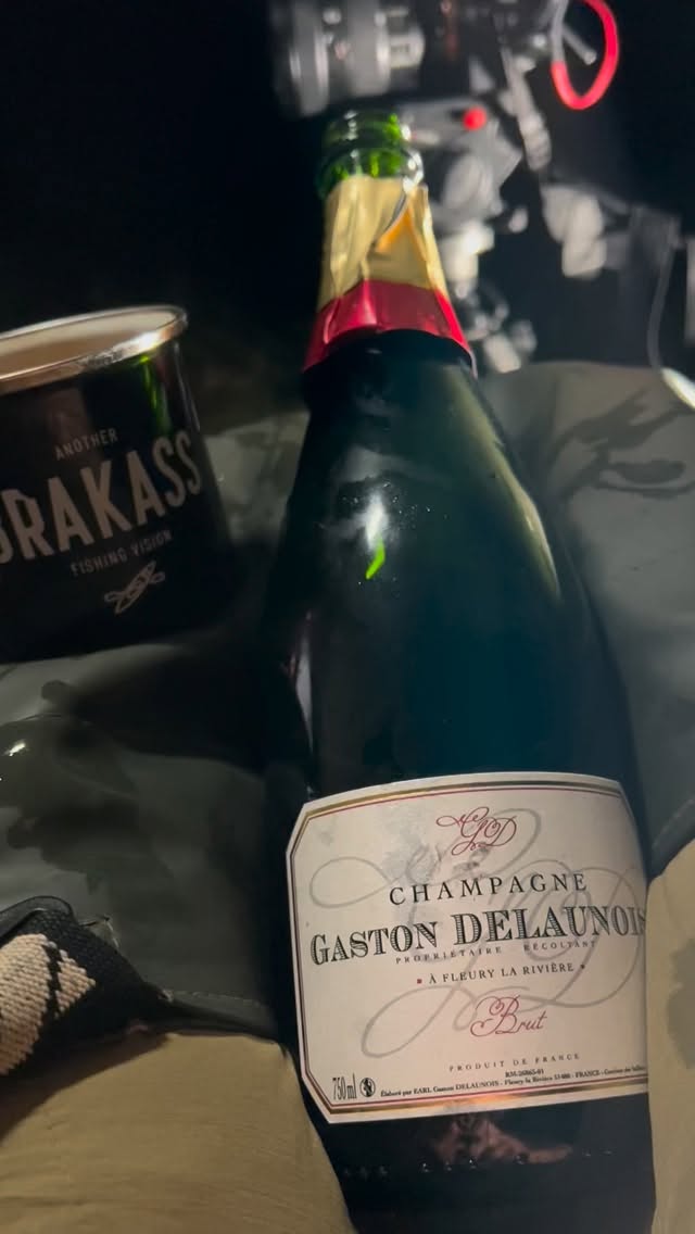 Lorsqu’une aventure entre amis, en terre presque inconnue, ce déroule à merveille… il faut en profiter… 🍾
Pour la musique mon p’tit lapin, c’est une private Joke qui nous aura bien fait marré ce soir là !
C’est pas souvent, mais ça arrive même chez les Brakass que toutes les planètes soient alignées… 🤩
.
.
#brakass #brakassfishing #carpfishing #carpangler #carplife
