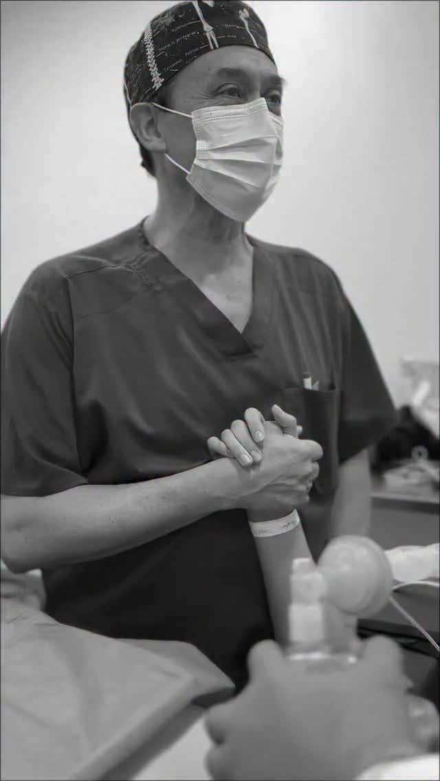 Cierro este año con el corazón lleno.
Gracias por todo lo lindo que trajo el 2025, por mi familia, por cada aprendizaje y por cada una de las personas que hicieron mi camino más significativo.
A mis pacientes: gracias por confiar en mí, por abrirme la puerta a su historia, por enseñarme tanto sin proponérselo. Ustedes son el recordatorio constante de por qué elegí esta profesión y de por qué, aun cuando el camino no es perfecto, no cambiaría lo que hago por nada. Me siento inmensamente afortunado de poder dedicar mis días a algo que llena mi corazón.
Que el 2026 llegue con más motivos para sonreír. Feliz año nuevo para todos! 🥂
