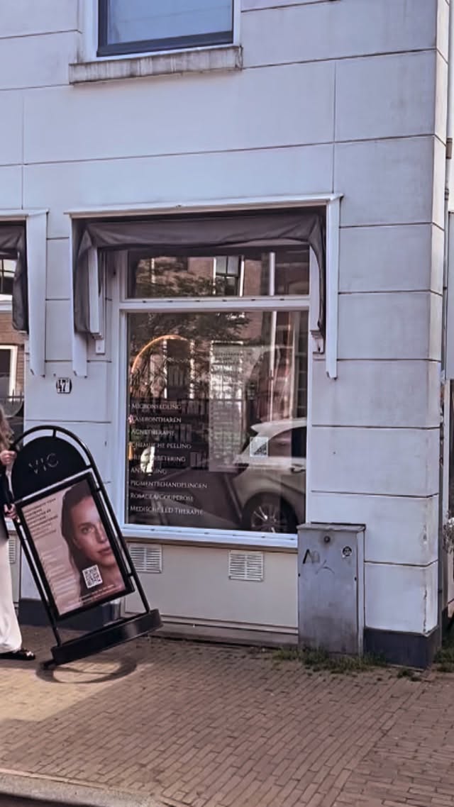 Wat een jaar…
In september 2024 begon ik met VIC Skin Clinic. Met spanning, lef en een gevoel dat ik dit moest doen.
2025 heeft me gevormd. Als ondernemer, huidtherapeut en mens. Ik heb geleerd, gegroeid, soms getwijfeld, maar vooral gebouwd aan iets waar mijn hart in zit.
De gesprekken, het vertrouwen, de resultaten, dat blijft bijzonder en raakt me meer dan ik soms laat zien.
En nu kijk ik vooruit naar 2026.
Met mooie plannen die eraan komen. Nieuwe behandelingen, nieuwe stappen en een volgende fase voor VIC Skin Clinic die steeds dichterbij voelt.
Dankbaar voor iedereen die onderdeel is van deze reis. Met vertrouwen richting 2026🤍