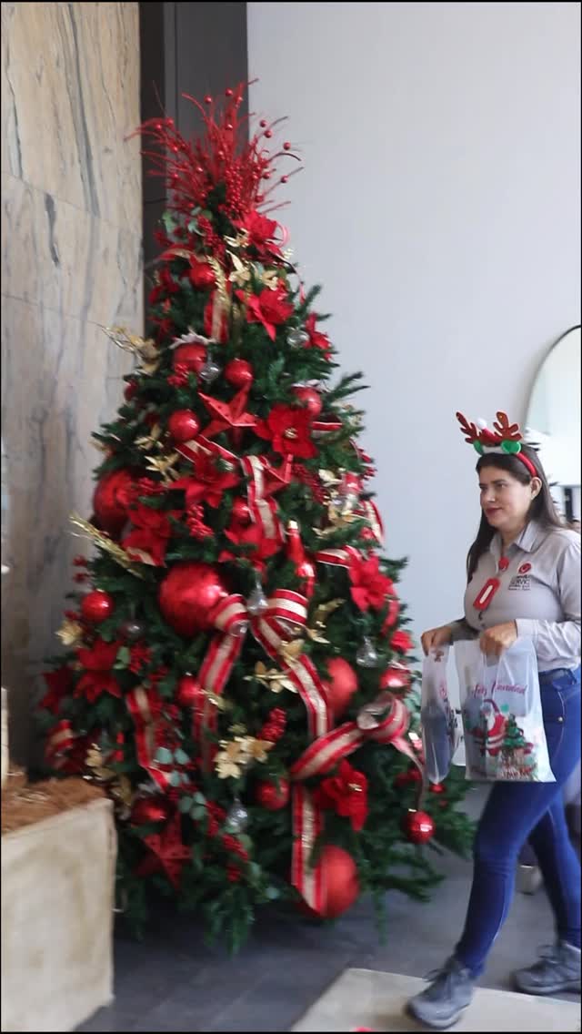 En Grupo Empresarial Servic, sabemos que nuestro motor es el talento y compromiso de nuestra gente. ❤️💼
Este fin de año, quisimos visitarlos en cada punto para darles un GRACIAS gigante personalmente. 🤝 Entregar este detalle es solo una pequeña muestra de nuestro reconocimiento a su esfuerzo diario.
¡Gracias por ser el corazón de este 2025! Seguimos creciendo y alcanzando metas juntos. ✨🚀
#GrupoServic #EquipoServic #CreciendoJuntos #Reconocimiento #TalentoHumano #FinDeAño2025 #SaborLogro