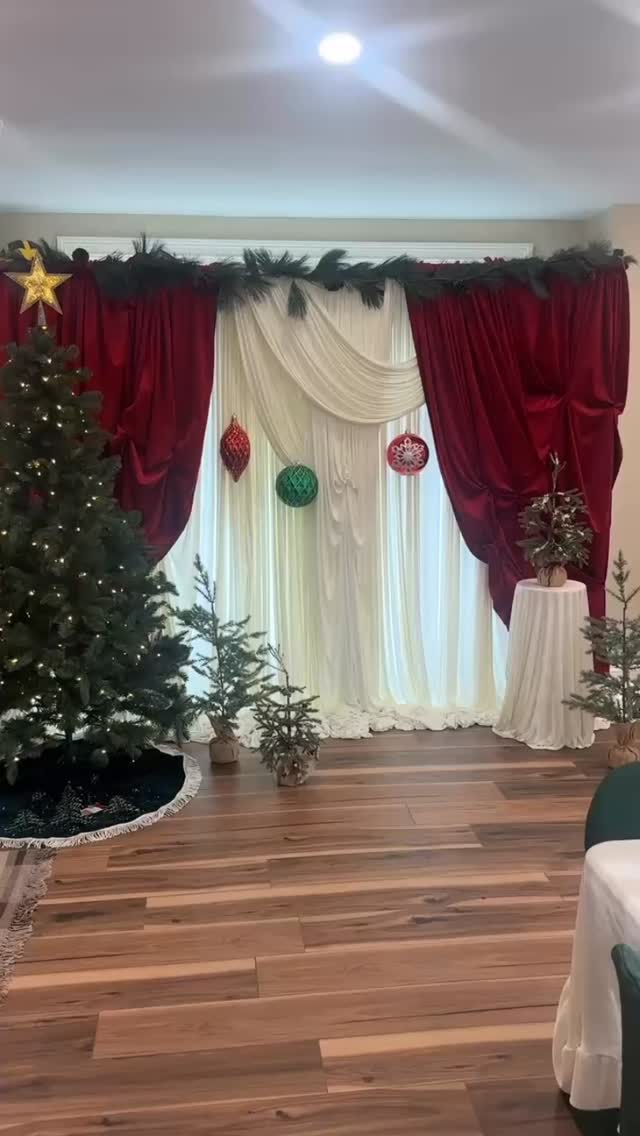 Classic Christmas with our drapery curtain backdrop 🎄🎁❤️
