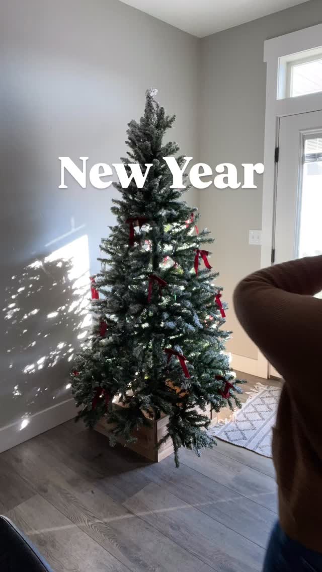 I love the holidays but I can’t look at this tree any longer. 🙃
•
•
•
•
•
#newyear #declutter #takeitdown