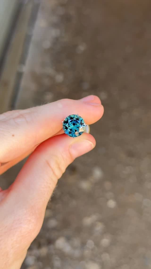Not often Australian Sapphires come about this BIG and this vibrant! 4.78cts of blues and teals like the depths of the ocean 🌊 If you’re looking for a bold statement sapphire for your next jewellery piece, this is it!
Available @ www.thehouseoffacets.com.au
To view our available Sapphires, Fine Hand-made jewellery and Custom designing- DM, email sales@thehouseoffacets.com.au or visit our website to book an online or in-person appointment today
www.thehouseoffacets.com.au
#australiansapphire #roundbrilliant #tealsapphire