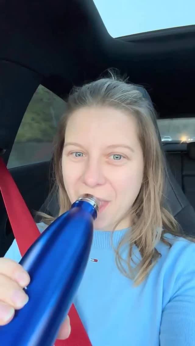 Stell dir vor, du sitzt gemütlich im Auto, die Playlist läuft – und plötzlich meldet sich deine Blase:
„Hallo? Wir müssen SOFORT!“ 😂
Genau deswegen lasse ich meine ätherischen Öle im Wasser bei langen Fahrten lieber weg.
Warum? Ganz einfach:
Wenn ich ätherische Öle ins Wasser gebe, passiert im Körper richtig viel Gutes.
Sie unterstützen die Verdauung, regen den Stoffwechsel an und begleiten den Körper bei seinen natürlichen Reinigungsprozessen. ✨
Gleichzeitig trinke ich automatisch mehr Wasser – und genau das ist eine der einfachsten Routinen, die du dir gerade im Januar neu etablieren kannst.
🍋 Zitruswasser ist für mich eine Basis-Routine:
kein Detox-Hype,
keine Extreme,
sondern eine alltagstaugliche Unterstützung,
die den Säure-Basen-Haushalt in Balance bringt
und deinem Körper hilft, nach den Wintermonaten wieder in den Flow zu kommen.
🌿 1️⃣ Folge @mindyourchange_by_carmen
für einfache, natürliche Routinen, die du nachhaltig in deinen Alltag integrieren kannst.
💬 2️⃣ Kommentiere „WASSER“,
wenn du wissen willst, welche Zitrusöle sich besonders gut fürs Wasser eignen.
Im Alltag nutze ich Zitruswasser bewusst zu Hause,
weil es mich klarer, leichter und fokussierter durch den Tag bringt.
Unterwegs entscheide ich mich je nach Situation –
Routine darf unterstützen, nicht stressen.
#selbsthilfe #gesundheit #detox #energietanken #ätherischeöle