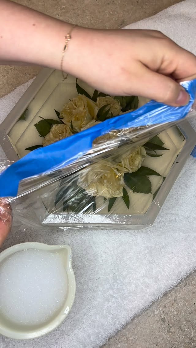 Another demold 😍
Featuring our 9” hexagon
Pre-booking 2026 now!
#bouquetpreservation #resinart #flowersinresin #resindemolding
