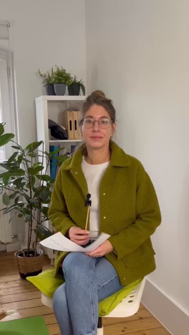 Wir Frauen mit ADHS sammeln im Laufe unseres Lebens unzählige Hacks, Tools und Methoden.
Timer, Apps, Routinen, Belohnungssysteme, Morgenrituale.
Und ja – all das kann helfen. Manchmal sogar sehr.
Was Hacks aber nicht sind:
langfristige Lösungen.
Sie sind Moment-Bewältigung, passend für bestimmte Zustände, Phasen und Lebenslagen.
Und hier passiert oft etwas Entscheidendes:
Wenn ein Hack plötzlich nicht mehr funktioniert,
fragen wir zuerst:
„Was mache ich falsch?“
statt:
„Was hätte in dieser Situation besser gepasst?“
Denn ein ADHS-Gehirn funktioniert nicht gradlinig.
Es ist zustandsabhängig.
Es reagiert auf Hormone, Stress, Schlaf, Überforderung, Sicherheit, Sinn.
Deshalb braucht es kein fixes System,
sondern ein dynamisches Skillset:
ein bewegliches Repertoire an Strategien,
das du immer wieder neu auf dein aktuelles Leben abstimmst.
Manche Hacks tragen dich heute.
Nächste Woche vielleicht nicht mehr.
Das ist kein Scheitern – das ist leben mit ADHS.
Ein Bild dafür:
Ein Outfit kann dich durch einen Tag tragen.
Aber ein Sommerkleid funktioniert nicht im Schneesturm.
💬 Welche Hacks haben bei dir früher funktioniert – und heute nicht mehr?
Schreib es in die Kommentare. Genau da beginnt dein dynamisches Skillset.
Herzliche Grüße,
Anja
#adhscoaching #adhsbeifrauen #adhserwachsene #adhs #adhsleben
PS:
👉 Wenn du kein fixes System mehr willst, sondern ein lebendiges,
ist mein 12-Wochen-Programm wahrscheinlich genau das Richtige für Dich :)
Link in Bio. ✨