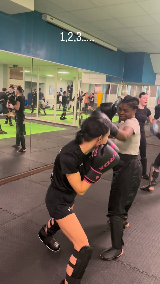 Träge von den Feiertagen? Bei #fikaze starten wir mit Koordination und Schnelligkeit ins neue Jahr🚀 Wenn du deine Neujahrsvorsätze zum Leben erwecken willst, schau vorbei!#kickboxing #badkrozingen #wakokickboxing #training