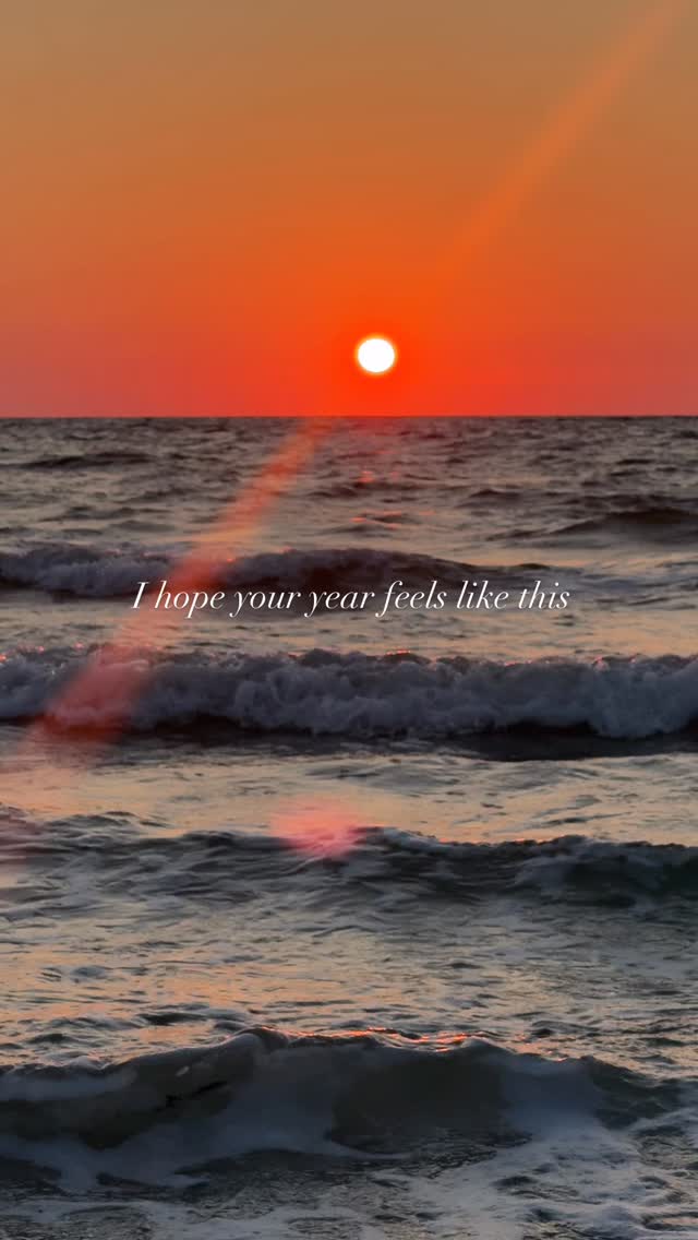 Here’s to a year as calm, warm, & beautiful as this ✨
🧡
•
•
•
•
#florida #sunset #sunsetlover #goodvibes