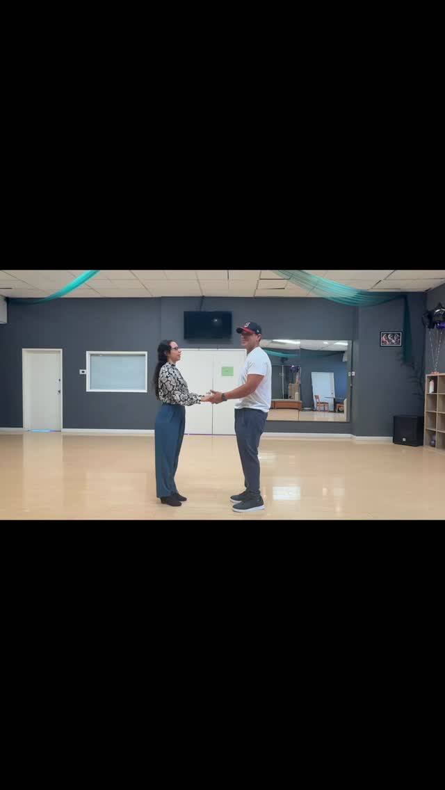 This is what my Intermediate classes look like ✨
If you feel confident with your fundamentals, this class is your best next step to improve. We focus on improvisation, connection, and frame. You’ll learn how to combine figures and build variations from the fundamentals you already know. #andreaelmoredance #levelupstudio #salsa #longbeach