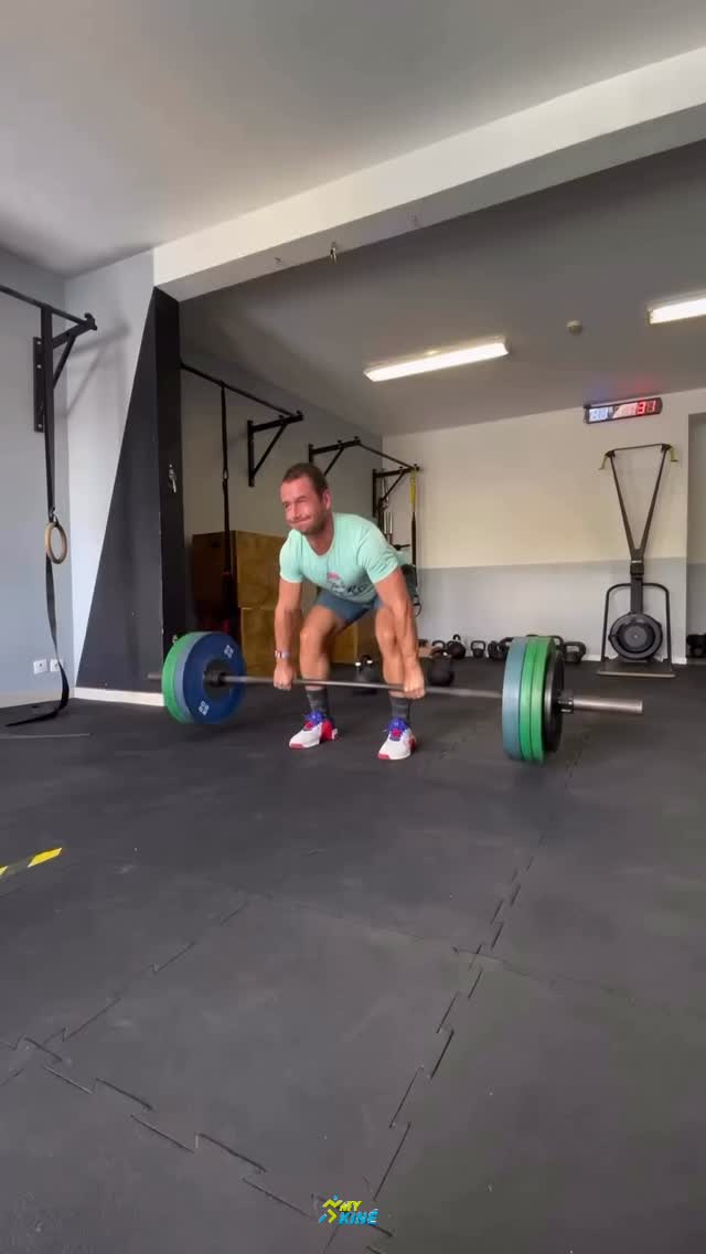 salut nous c’est l’équipe de MyKiné Réunion, nous sommes Kiné du sport et préparateur physique spécialisé dans l’accompagnement des sportifs blessés .
Ici, on te partage des conseils concrets et des exercices ciblés pour t’aider à continuer à avancer sereinement, même si tu traînes des douleurs ou que tu veux simplement prévenir les blessures.
Dis-nous en commentaire : ton objectif 2026 , c’est quoi ?
Et pense à t’abonner pour ne rien rater.