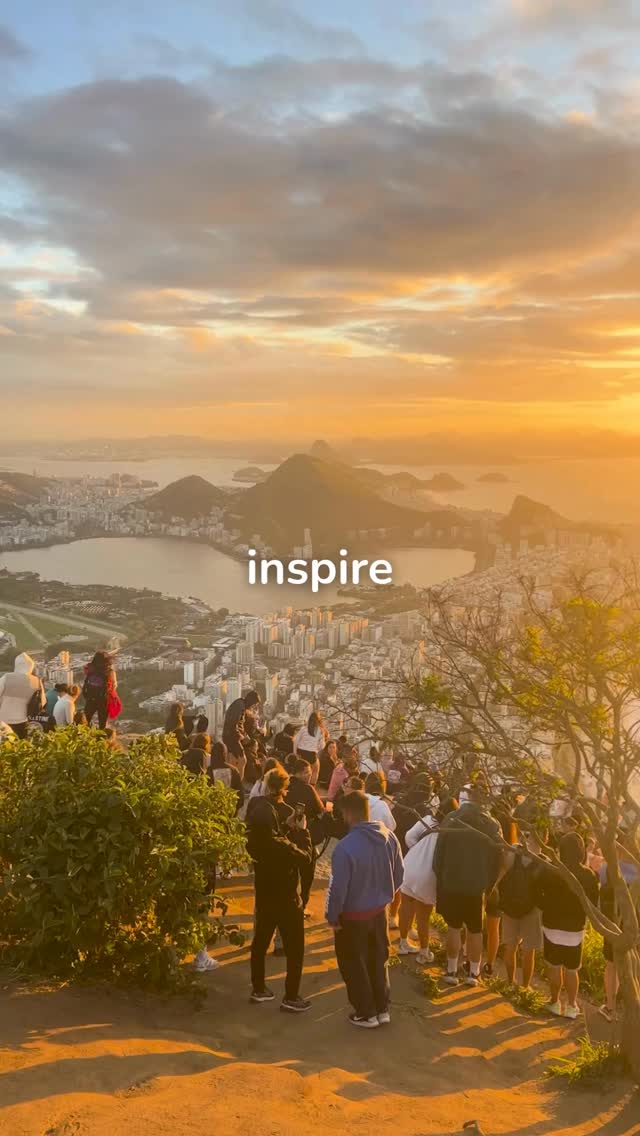 Inspire. Sinta o ar entrando, preenchendo o corpo de calma.
Expire. Deixe ir o peso, a pressa, o excesso.
Sorria. Mesmo que seja leve, mesmo que seja só para você.
Inspire de novo.
Há sempre algo novo chegando.
Expire mais uma vez. Nem tudo precisa ser carregado.
E então, viva. Presente, inteiro, do seu jeito.
Porque enquanto você respira, você está aqui. E isso já é tudo.
#inspire #leave #sorria #agradecer #grateful
