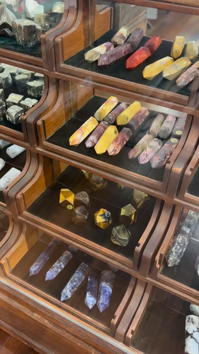 What new crystals would you like to see in our case? Personally I’d love to get some citrine or Ameritrine restocked 👀🧡
#crystals #nature #shopsmall #sanmateo #goldenmoongallery
