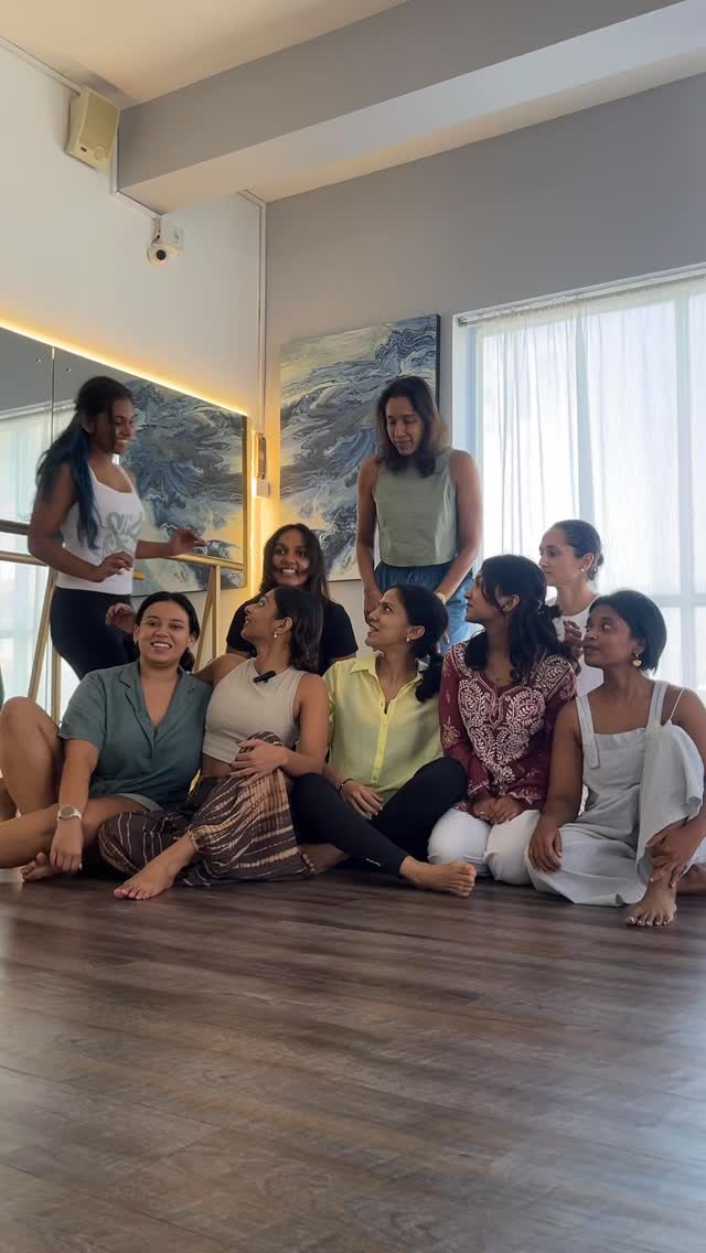 Technique matters. But how we teach matters more.
This weekend, our instructors stepped into Movement Lab with @rangi.f a dear friend and a long time client (peep those 6am virtual classes during lockdown 🫣😁) exploring how to better observe movement patterns, respond to the body in front of us and support clients beyond just cues and counts.
That’s the foundation of the Barressential Academy.
Training our instructors does not end at teaching movement and exercises. We dive deep into understanding bodies, learning to adapt intelligently and meet every client where they are!