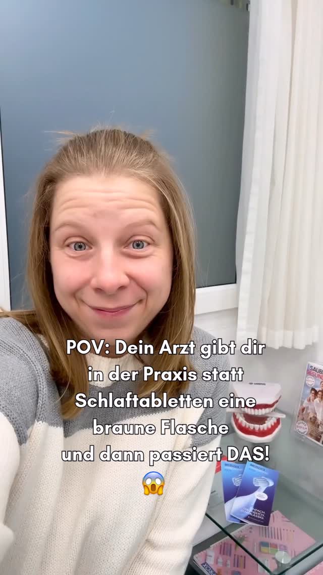 👀 Stell dir vor:
Du sitzt in der Praxis.
Nicht, weil etwas akut ist.
Sondern weil du seit Wochen schlecht schläfst.
Du liegst abends im Bett,
der Körper ist müde,
aber der Kopf hört nicht auf - Gedanken drehen sich im Kreis.
Der Arzt hört zu.
Dann legt er keine Schlaftablette auf den Tisch.
Sondern eine kleine, braune Flasche.
Lavendel.
Kein grosses Versprechen.
Kein „das löst alles“.
Nur ein ruhiger Satz:
„Probieren Sie zuerst, Ihr System abends runterzufahren.“
Du gehst nach Hause.
Abends ein Tropfen in die Handflächen.
Tief einatmen.
Nicht, um sofort einzuschlafen –
sondern um Spannung loszulassen.
Und etwas verändert sich.
Nicht schlagartig.
Aber spürbar.
Der Körper wird weicher.
Der Atem ruhiger.
Der Kopf weniger laut.
Lavendel war für mich lange nur „das Einschlaföl“. 😴
Beruhigend, entspannend – klar.
Aber dann habe ich entdeckt, wofür ich es noch alles nutze:
✨ bei Stress oder emotionaler Unruhe – einfach in die Handflächen geben, tief durchatmen
✨ bei kleinen Haut-Herausforderungen – z. B. nach zu viel Sonne oder beim Griff an etwas Heisses (du weisst, was ich meine 😉)
✨ bei Insektenstichen – für mehr Haut-Wohlgefühl
✨ bei Zyklustagen – mit Trägeröl auf den Unterbauch massieren
✨ und natürlich abends im Diffuser – für einen erholsamen Schlaf
Nicht als Lösung für alles.
Sondern als leise Unterstützung im Alltag.
⸻
1️⃣ Folge @mindyourchange_by_carmen,
wenn du natürliche Wege suchst, deinem Körper mehr Ruhe zu geben.
2️⃣ Kommentiere „INFO“,
wenn du mehr über ätherische Öle erfahren willst.
Persönliche Erfahrung – ersetzt keine medizinische Beratung.