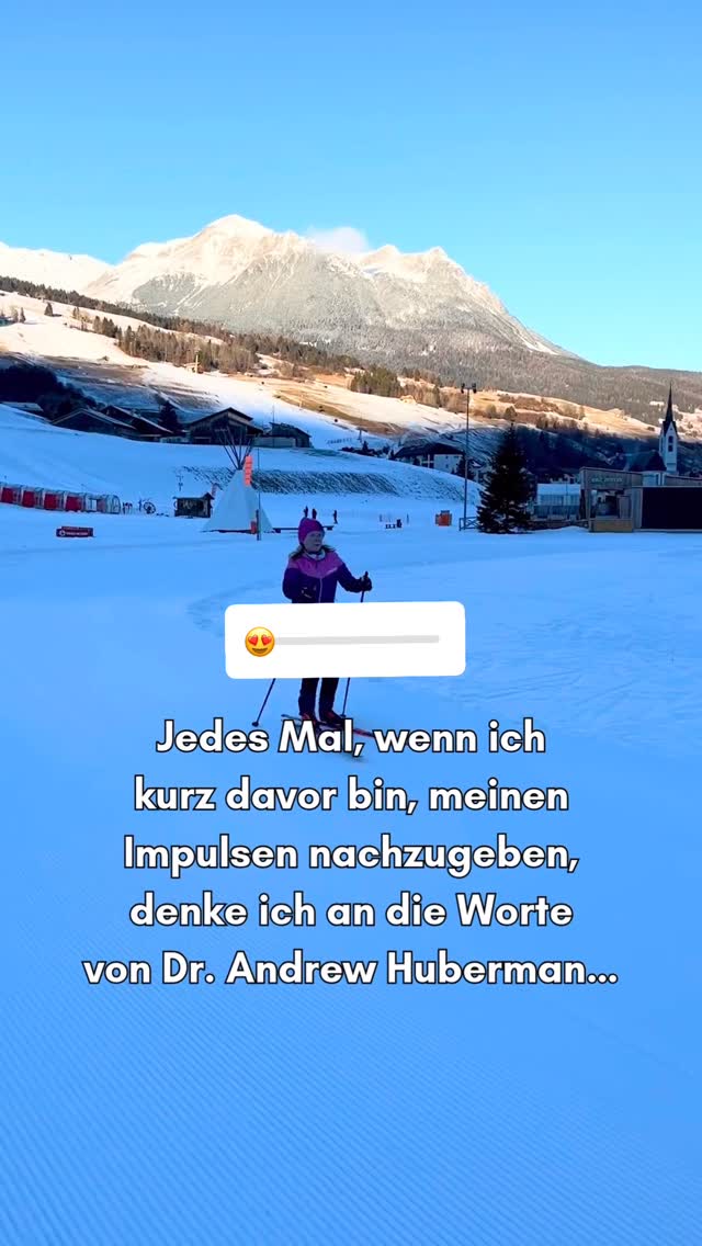 Wenn Belohnung sofort kommt,
lernt dein Nervensystem nicht, dranzubleiben.
Es lernt, immer schneller und mehr Reiz zu wollen.
Dopamin ist nicht das Problem.
Das Problem ist, wenn unser System aus dem Gleichgewicht gerät.
Ein erfülltes, stabiles Leben entsteht nicht durch einen einzigen Kick.
Sondern dadurch, dass viele Dinge gut zugänglich sind:
Bewegung. Kreativität. Verbindung. Lernen. Ruhe. Sinn.
Wenn dein Nervensystem unterstützt wird,
musst du dich nicht ständig motivieren.
Energie bleibt konstanter.
Verlangen wird ruhiger.
Freude wird weiter – nicht enger.
Regulation bedeutet nicht, auf alles zu verzichten.
Sondern einen Rhythmus zu finden,
in dem Anstrengung, Wachstum und Genuss gleichzeitig Platz haben.
⸻
1️⃣ Folge @mindyourchange_by_carmen,
wenn du lernen willst, wie Mindset, Nervensystem und Gesundheit zusammenspielen –
und wie echte Veränderung ohne Druck entstehen kann.
2️⃣ Speichere diesen Beitrag 💾,
wenn du dir eine nachhaltige, gesunde Beziehung zu Motivation, Leistung und Erholung aufbauen möchtest.
#dopamin #gesundheit #psychologie #motivation #selbsthilfe