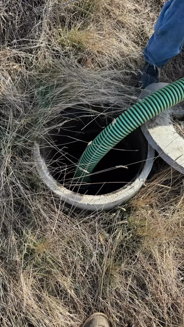 Most septic problems don’t start loud — they start quietly underground.
By the time your system looks like this, it’s already overdue for maintenance. Regular pumping helps prevent backups, costly repairs, and emergency calls nobody wants.
If you’re not sure when your last pump was, you’re not alone — and that’s exactly when to call.
📍 Northern Colorado
📞 Family-owned. Straightforward. Reliable.
👉 Call (970)302-0547 or visit FrontRangeSeptic.com and we’ll help you stay ahead of the mess.