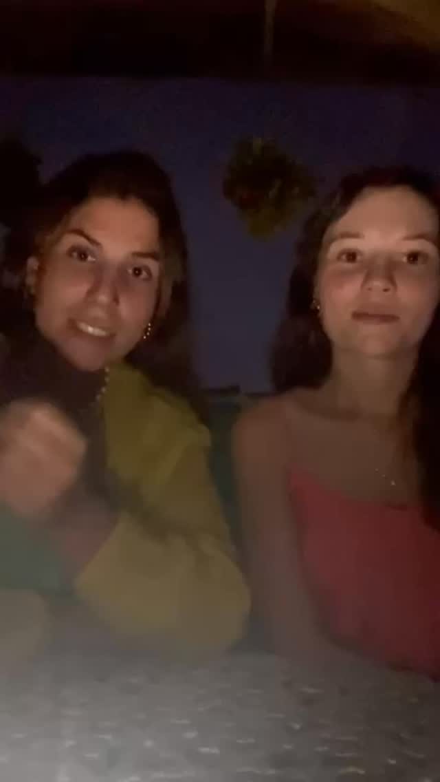 🎓✨ O percurso destas duas alunas no curso
Ao longo do curso, @maria_fbarata e @barbara_ruivinho realizaram desde casos mais simples, como raízes retidas e extrações de dentes monorradiculares 🦷, até casos mais complexos.
Tiveram a oportunidade de executar várias extrações de dentes multirradiculares e, aquilo que mais as motivou a vir fazer o curso, foi mesmo trabalhar casos de sisos 🦷💪
Realizaram sisos semi-inclusos e inclusos, incluindo casos complexos, sendo elas próprias a praticar e a ganhar confiança no dia a dia clínico 🔪✨
Neste vídeo, partilham o seu testemunho e falam sobre a rotina do curso, os casos que realizaram e tudo aquilo que aprenderam ao longo desta experiência 👩⚕️👩⚕️📚
▶️ Vê o vídeo e conhece a experiência delas na CubaEducation 💙