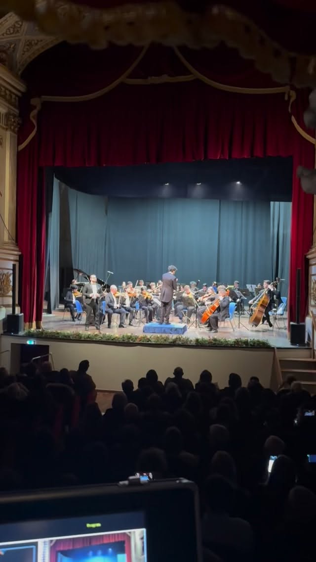 🎶 “La donna è mobile” (G. Verdi) — Rigoletto
Un passaggio iconico che ha illuminato il Concerto di Capodanno al Teatro Comunale di Vittoria (Vittoria Colonna) ✨🎭
Grazie al pubblico per la presenza e l’ascolto: serata di grande musica.
Gala Music Festival 🤍
#GalaMusicFestival #ConcertoDiCapodanno #Vittoria #Verdi #Rigoletto Opera