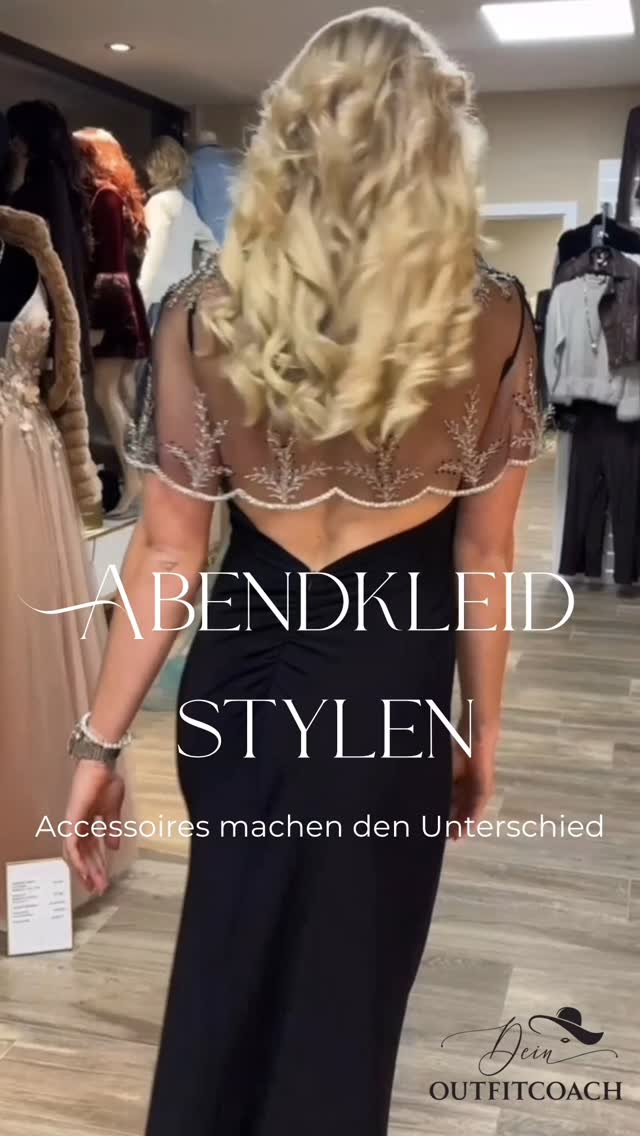 Abendkleid-Styling im Laden✨️
@loetscher.lisa kam mit einem Kleid, Schmuck und Schal passten nicht zum Schnitt und ihrer natürlichen Farbgebung. Wir haben neu kombiniert, ergänzt und alles aufeinander abgestimmt. ✨️
Ein wirkungsvoller, harmonischer Auftritt lebt nicht vom Kleid allein. Er entsteht im Styling – durch Accessoires, die Proportionen verändern, den Blick lenken und gezielte Akzente setzen.
Während Nicole @empireofhairluzern ihr die Haare gemacht hat, bereitete ich die Garderobe für sie vor, so dass sie nur noch reinschlüpfen konnte 💕
Schreib mir wenn auch du das Beste aus dir herausholen möchtest ✨️
#PersonalStyling #RedCarpet #FashionStylist #Stylist