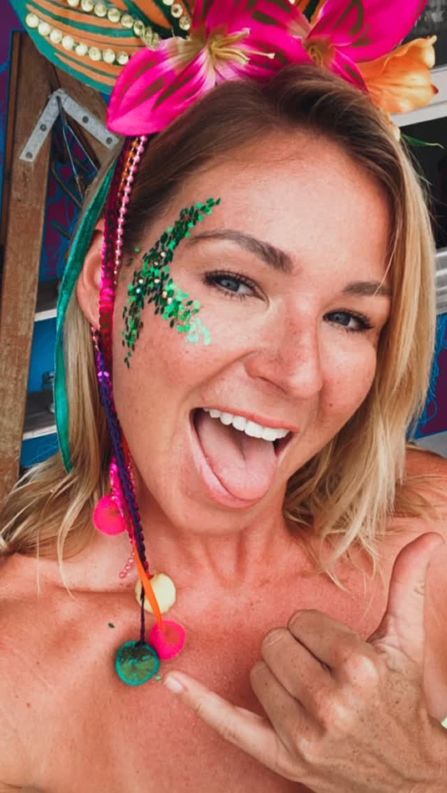 Happy birthday babe 🎉🎂🥳🎈🎊
Celebrar o seu aniversário hoje tem um significado ainda mais profundo. Você já era a mulher da minha vida, mas depois que a Sophia nasceu, meu amor por você ganhou uma dimensão nova. Ver você como mãe, com esse amor tão puro, forte e generoso, me emociona todos os dias.
Você é minha parceira, meu abrigo, meu equilíbrio. É quem transforma cansaço em carinho, rotina em afeto e casa em lar. Ao seu lado, construímos uma família linda, baseada em amor, respeito e verdade.
Desejo que este novo ano venha com saúde, paz no coração e muitos sonhos realizados. Que você continue sendo essa mulher incrível, que ilumina a minha vida e agora guia a nossa filha com tanto amor.
Obrigado por tudo o que você é, pelo que somos juntos e pela família que estamos formando. Eu te amo infinitamente.
Feliz aniversário, meu amor, meus parabéns meus e da nossa pequena Sophia 🥰😘😘😘😘😘