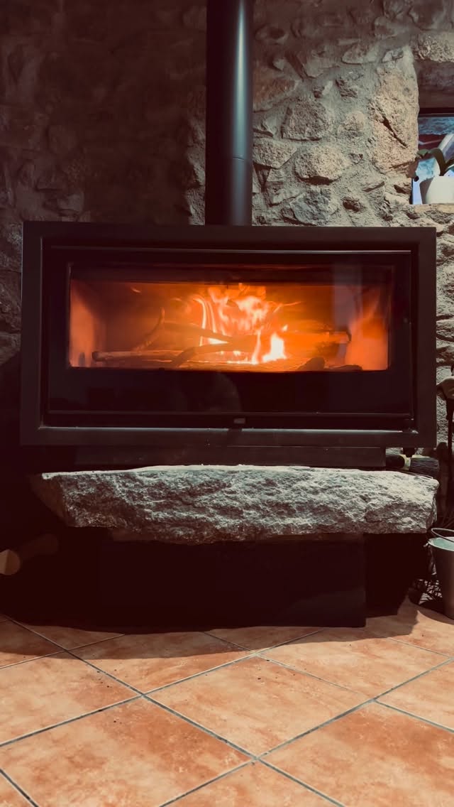 Quan el fred arriba, el caliu de @calmateuet t’abraça.
Encèn la xemeneia, relaxa’t i gaudeix del silenci.
#calmateuettravesseres #calmateuetexperience #travesseres