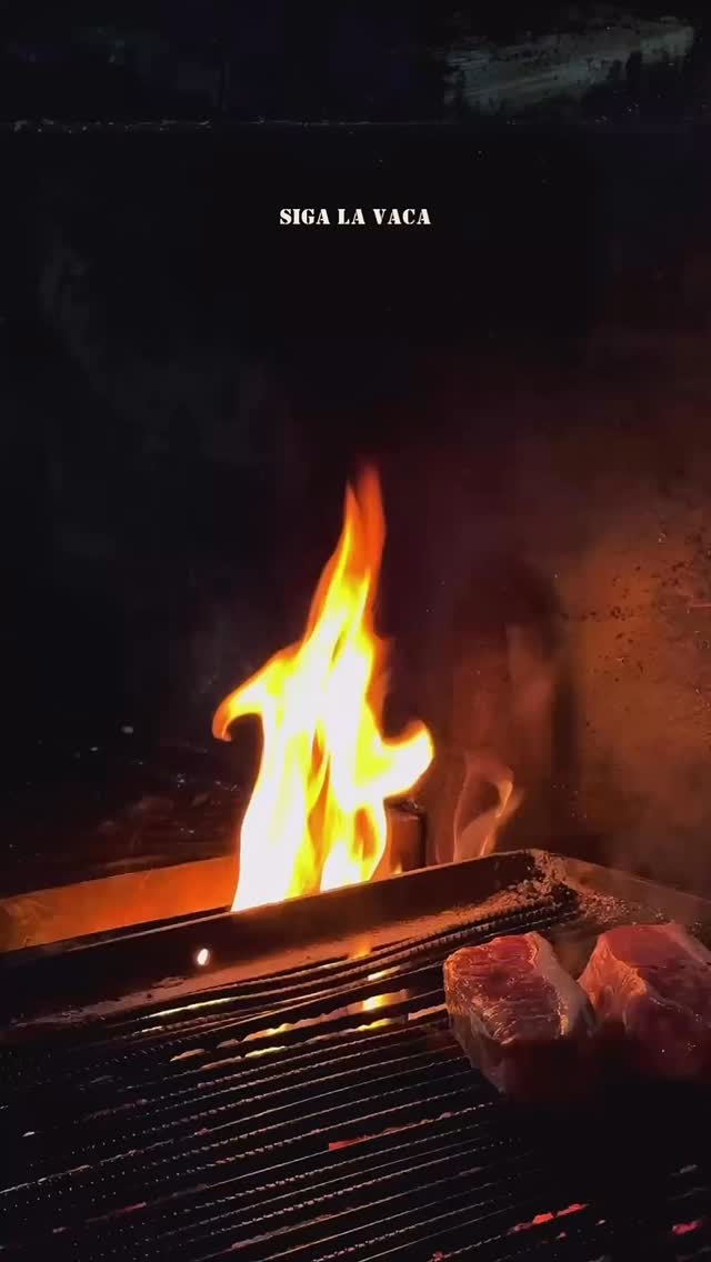 Head chef on the parrilla with our Striploin Duo. 🔥
500g Argentinian grain fed striploin on the parrilla, cooked over open fire.
54€ for 500g, perfect for sharing.
Available only while this cut lasts.