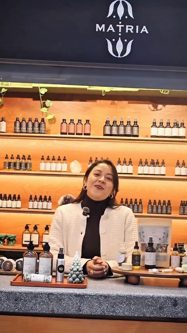 En @matriamx el autocuidado no es tendencia, es ritual.
Skincare consciente, aromaterapia que baja el ruido del día y herbolaria que honra lo natural. 🌱
Aquí no compras productos: eliges pausa, intención y bienestar real.
Encuéntrala en Mercado del Carmen.
Respira. Siente. Regresa a ti. ✨
#mercadodelcarmen #sanangel #foodie #plancdmx