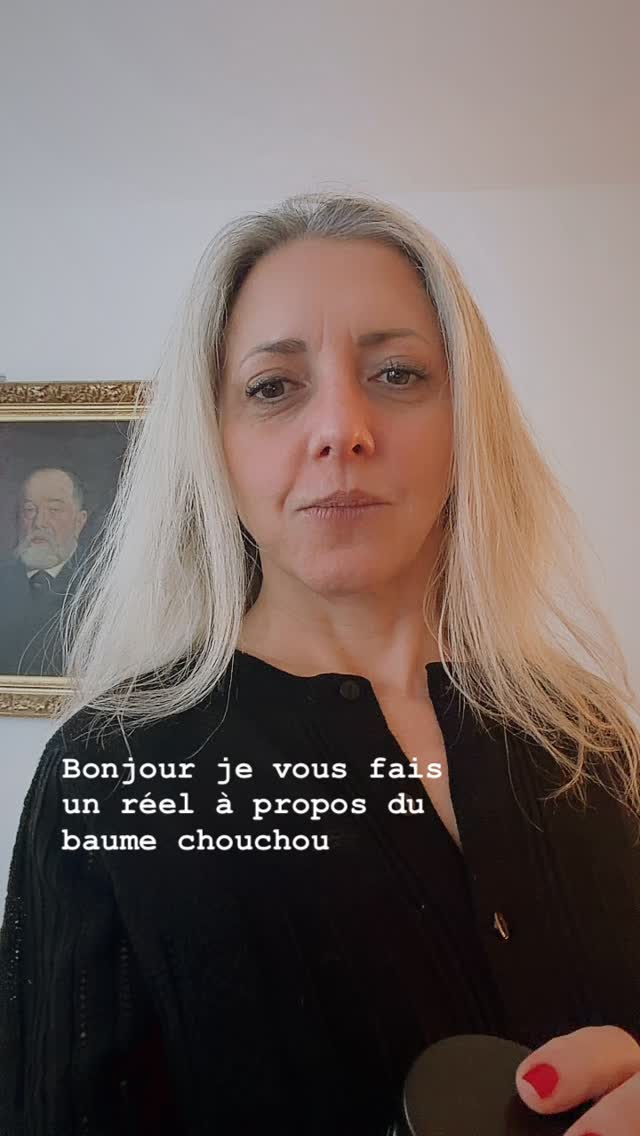La baume chouchou change bientôt de format.
On passe d’un pot en verre à un pot en alu pour des raisons écologiques (l’alu est moins lourd, donc moins coûteux en transport. Et l’alu nécessite moins d’emballage protecteur que le verre, d’où le bénéfice pour l’environnement 🌎)
Si vous tenez à votre pot en verre, c’est maintenant qu’il faut commander, il me reste très peu de stock sous ce format. 🙃
Pour ceux qui ne connaissent pas ce best seller : ce baume s’applique partout : corps, visage, cheveux, pieds, mains etc.
Sa composition est ultra clean, il convient aux nourrissons, aux peaux délicates, à tous 💛
Ultra réparateur, il contient du beurre de cacao cicatrisant.
Et last but not least, je le fabrique moi même (so proud, j’avoue 😊)
Bises à tous,
Agnès
#jolisbaumes #baumeàlèvres #baumeintime #slowcosmetique #cosmosorganıc