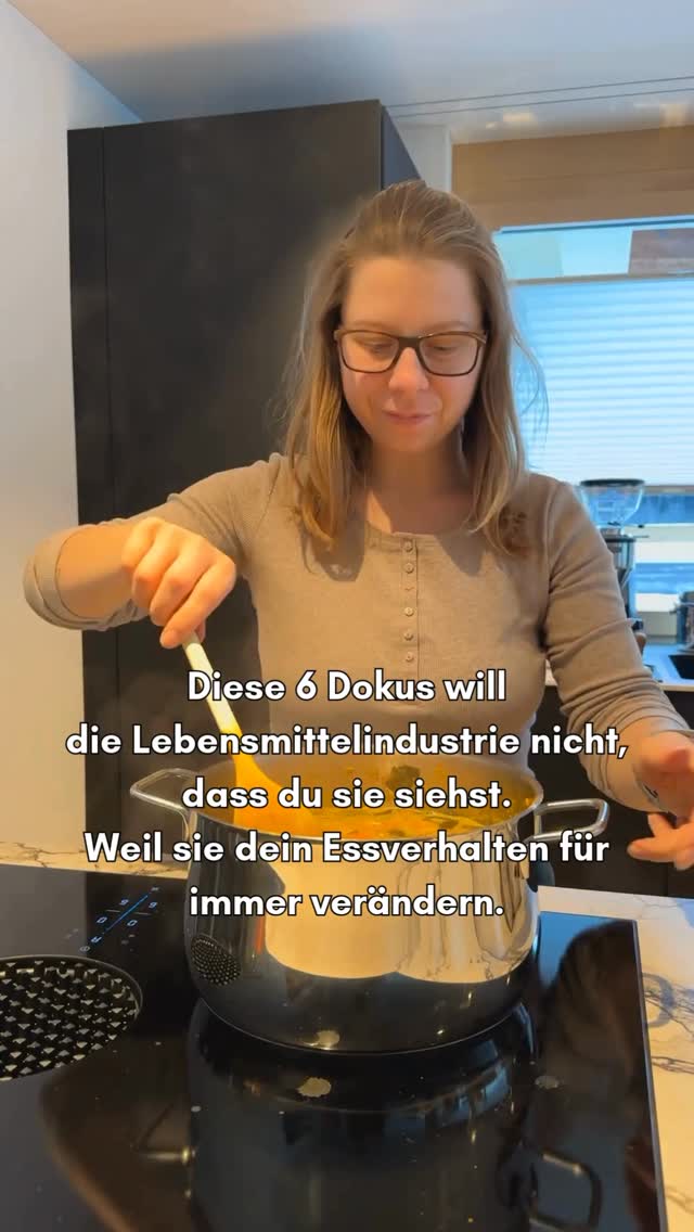 1. Hack Your Health: The Secrets of Your Gut (2024)
Diese Doku zeigt, wie mächtig dein Darm wirklich ist. Stimmung, Heisshunger, Haut, Gewicht und sogar Stress hängen mit deinem Mikrobiom zusammen. Du verstehst danach, warum nicht Kalorien zählen, sondern Darmgesundheit ein zentraler Schlüssel ist.
2. Fed Up (2014)
Hier geht es um Zucker – und darum, warum Übergewicht kein persönliches Versagen ist. Die Doku zeigt, wie stark Zucker Kinder und Erwachsene beeinflusst und warum Light- und fettarme Produkte oft Teil des Problems sind.
3. What the Health (2017)
Sehr provokant. Diese Doku hinterfragt den Konsum von tierischen Produkten und deren Zusammenhang mit Krankheiten. Auch wenn man nicht alles übernehmen will, öffnet sie die Augen für Marketing, Studien und Interessenkonflikte.
4. The Game Changers (2018)
Fokus auf pflanzenbasierte Ernährung und Leistungsfähigkeit. Besonders spannend, weil Profisportler gezeigt werden. Die Doku räumt mit dem Mythos auf, dass man ohne Fleisch schwach wird.
5. Super Size Me (2004)
Ein Klassiker. Die Doku zeigt drastisch, was regelmässiger Konsum von Fast Food mit dem Körper macht. Nicht als Diät-Tipp gedacht, sondern als Augenöffner dafür, wie stark hochverarbeitete Nahrung Stoffwechsel, Leber und Gesundheit beeinflusst.
6. ZDF besseresser – Sebastian Lege
Keine Doku im klassischen Sinn, aber extrem aufschlussreich. Sebastian Lege zeigt, wie Lebensmittel industriell hergestellt werden, welche Zusatzstoffe genutzt werden und wie Marketing uns „gesunde“ Produkte verkauft, die es oft nicht sind. Danach liest du Verpackungen mit ganz anderen Augen.
🧠 Warum du sie unbedingt sehen solltest
➡ Du verstehst danach, warum Diäten oft nicht funktionieren.
➡ Du erkennst Marketingtricks in Lebensmitteln.
➡ Du lernst, wie dein Körper wirklich reagiert – nicht nur, was auf Verpackungen steht.
Welche davon kennst du schon – und welche willst du dir als nächstes anschauen?
⸻
1️⃣ Folge @mindyourchange_by_carmen,
wenn du Gesundheit, Ernährung & Körperwissen verstehen willst.
2️⃣ Speichere diesen Beitrag,
damit du die Liste griffbereit hast.
#abnehmen #ernährung #gesundheit #lifestyle