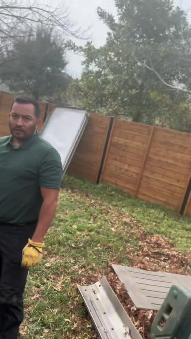 973 LB 6 person hot tub removal. Donât you worry. #dashawayjunkhauling wonât make a mess in your yard by cutting up your hot tub. We always do are best to take it out whole. So thereâs no fiberglass, insulation, or scrap pieces in your precious yard where your kids or dogs play. Call the pros. #dashawayhauling #austinjunkremoval