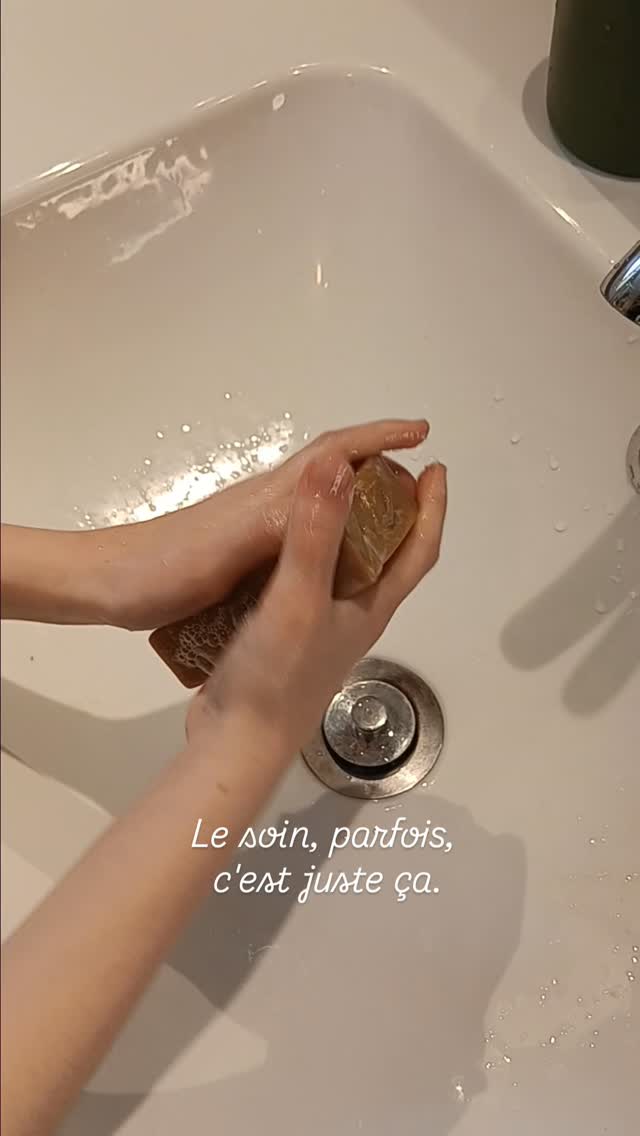 Le soin, parfois, c'est juste ça.
Des mains, un savon naturel, une belle mousse enveloppante et une peau douce et souple.
Pour revenir au geste simple.
#savonnerieartisanale #artisanefrançaise #faitmain