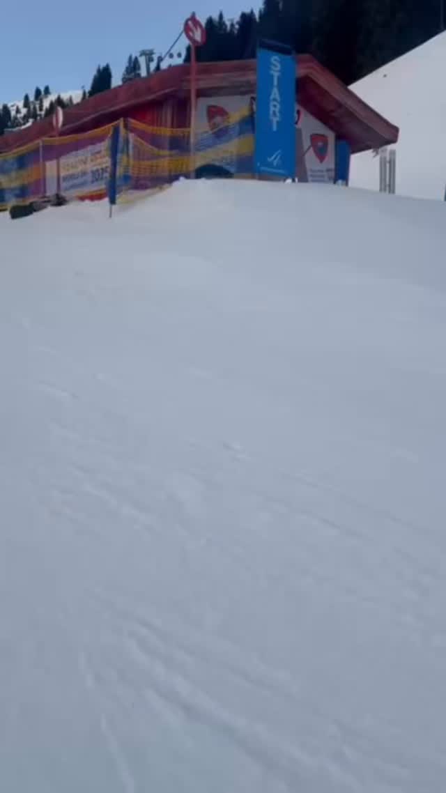 Es ist angerichtet! Ready to rumble…💪🤩🎿 Start zur Weltcup Abfahrt 👉 ⏰ 11:00 Uhr
#saalbach #homeoflässig #perfektebedingungen #aufgehts #fisparasnowsports