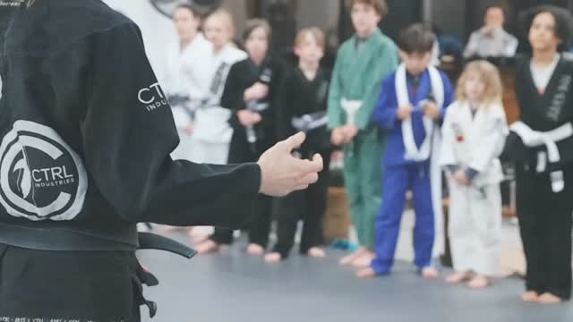 Our kids’ jiu-jitsu program helps children build confidence, coordination, and respect—all while having fun on the mats. Through games and guided training, they learn teamwork, focus, and how to move with purpose in a safe, positive environment.
Strong bodies, confident minds, happy kids. 🌟🥋