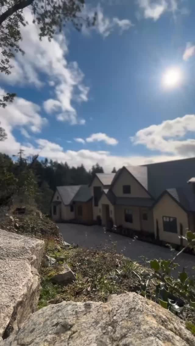 Taking a look back at Shelter Cove, Victoria bc
3 year project ✔️
Foundation dig ✔️
Multiple Rock walls ✔️
700ft+ of Boulder walls ✔️
Customs Stairway down to ocean ✔️