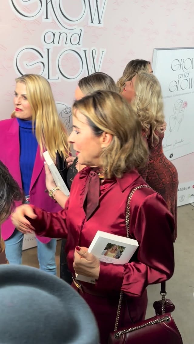 Ich war zu Gast bei der Buchpremiere von Victoria Jankes Buch „Grow & Glow“.
Ein Abend, an dem es um Weiblichkeit, Selbstannahme und innere Stärke ging.
Ich finde es wertvoll, dass es Bücher gibt, die Frauen begleiten und Räume öffnen – jenseits von Selbstoptimierung.
Bücher, die erinnern, dass Wachstum leise sein darf und Stärke von innen kommt.
Durch den Abend führte Tanja Bülter – klar, herzlich und wie immer großartig moderiert.
Liebe Victoria, herzlichen Glückwunsch zu deinem Buch.
Danke für diesen besonderen Abend und für ein Thema, das viele Frauen berührt.
