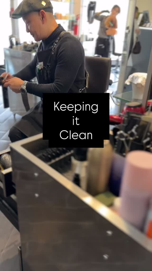 David takes real pride in his space and his tools not for show but because it matters to him and to the people who sit in his chair. It is his way of showing care respect and attention to every detail. And honestly that is what great hairdressing looks like behind the scenes ✨
#NoëlSy #ArtInBeauty #HairdresserLife #BehindTheChair #SalonCulture