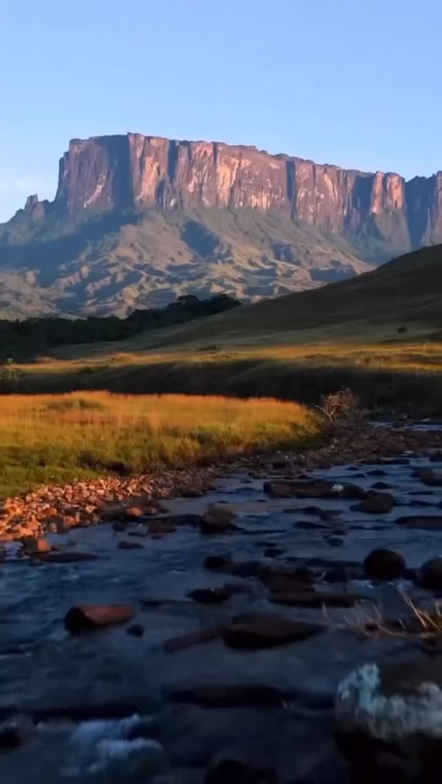 Existe um lugar onde o tempo desacelera, a natureza fala mais alto e cada passo te leva para fora do comum. O Monte Roraima não é só uma montanha. É uma expedição que transforma.
A Rodrigo Índio Tours te convida para viver essa jornada única até um dos tepuis mais antigos do planeta. Dias de caminhada em meio à savana, rios cristalinos, florestas e paisagens que parecem de outro mundo. No topo, um cenário surreal, silêncio profundo e a sensação real de estar no começo de tudo.
Essa expedição é para quem busca mais do que turismo. É para quem quer desafio, conexão, superação e histórias que ficam para a vida inteira. Tudo com planejamento, segurança, guias experientes e respeito total à natureza e às culturas locais.
Se você sente que está na hora de ir além, o Monte Roraima está te chamando. E a Rodrigo Índio Tours caminha com você até o topo.
Vagas limitadas. Viva essa expedição.
SAIBA MAIS:
rodrigoindiotours.com.br
21982828243
#monteroraima #roraimatepuy #venezuela #trilhas #trilheirosdobrasil