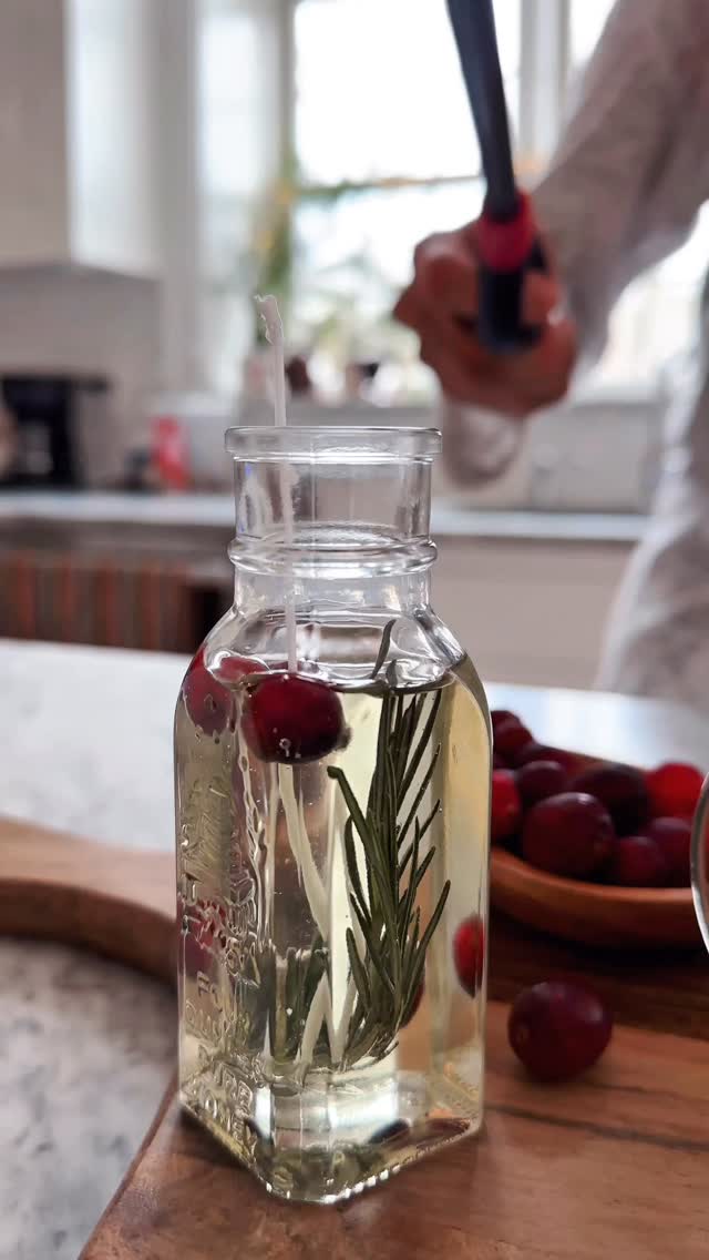 El invierno profundo nos invita a ir hacia adentro❄️
Pero eso no significa apagar nuestra luz.
En Ayurveda este es un momento Vata, el alma necesita calor,contención y luz.🕯️
Encender una vela no es solo decoración.
Es un acto consciente de optimismo:La luz de la vela representa conocimiento e iluminación 🪔
Es decirle al cuerpo y al sistema nervioso:
Estamos a salvo, hay calor, hay presencia.
Iluminar tu hogar en el invierno es un ritual ancestral:
🔥Trae claridad mental
🔥Calma los sentimientos
🔥Nos recuerda que pronto la luz regresará
Hoy preparé esta vela 🕯️con elementos de la naturaleza, para honrar el invierno y sostener mi energía con amor 🩶.
Elementos para la preparación de la 🕯️
Aceite de girasol( base cálida, estable y accesible)
Hojas de pino ( aroma que despeja, enraíza y fortalece)
Cranberries frescos ( toque de color, vitalidad y belleza)
Mecha de encendido ( las encuentras en almacenes de artesanías)
Frasco o recipiente resistente al calor
Como un paso adicional me gusta escribir una intención o palabra guía para continuar con fuerza el resto del invierno)🥶
🤔Que intención te gustaría encender en tu hogar para culminar este invierno? Escríbeme!!! Te estoy leyendo
Ojo!! Nunca dejes tus velas encendidas sin supervisión, apagar tu velita también es parte del ritual!!!! Hazlo con gratitud y conciencia😘 #āyurveda #latinasenusa #motivacion