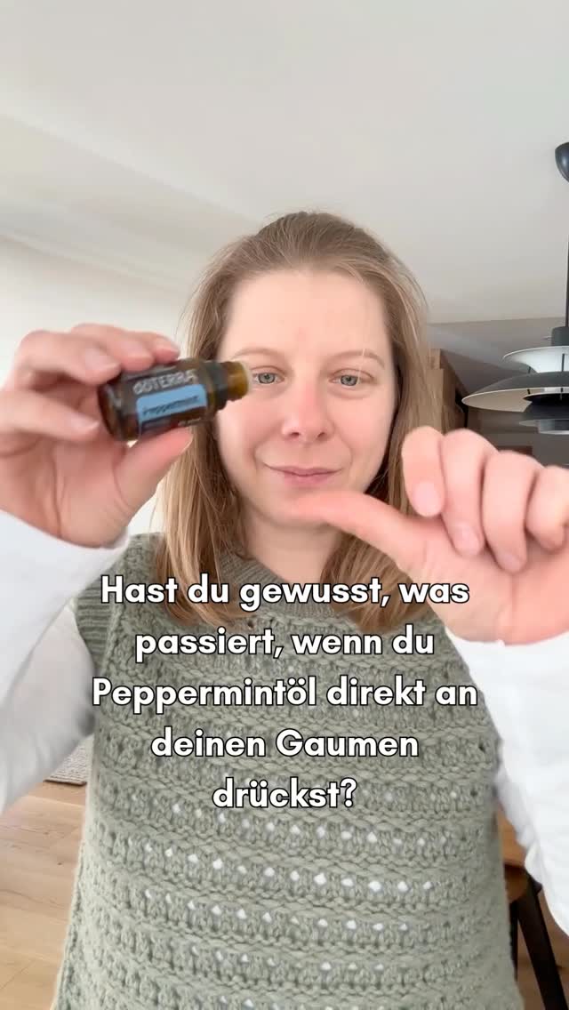 Lies hier ⬇️
Ätherische Öle sind einfach faszinierend! 💧✨ Sie gelangen über die Schleimhäute und den Riechnerv direkt in deinen Blutkreislauf – das heißt: sofort spürbar!
Peppermintöl ist eines meiner absoluten Favoriten 🌱. Es wird nicht umsonst das Öl „des offenen Herzens“ genannt – es bringt Leichtigkeit und Freude direkt zu dir. ❤️ Hier ein paar meiner Lieblingsanwendungen:
🍃 Erfrischung für die Atemwege: Der kühle Effekt öffnet und schenkt Klarheit.
💆♂️ Kopfdruck ade: Ein Tropfen auf Nacken oder Schläfen löst Spannungen.
🌀 Beruhigung für den Magen: Perfekt bei Unwohlsein oder nach einem üppigen Essen.
⚡️ Energie-Kick: Der Frische-Effekt belebt und gibt dir neuen Schwung!
Fun Fact: Ein Tropfen Peppermintöl entspricht der Kraft von 28 Tassen Pfefferminztee – ohne Aufwand! Ich gebe es gern direkt unter die Zunge (sehr intensiv!) oder nutze die sanftere Gaumentechnik.
⸻
1️⃣ Folge @mindyourchange_by_carmen,
wenn du dich für ganzheitliche Gesundheit, Mindset und natürliche Tools interessierst.
2️⃣ Kommentiere „INFO“,
wenn du mehr über ätherische Öle erfahren möchtest.
#selbsthilfe #gesundheit #ätherischeöle #selbstregulation #peppermintoil