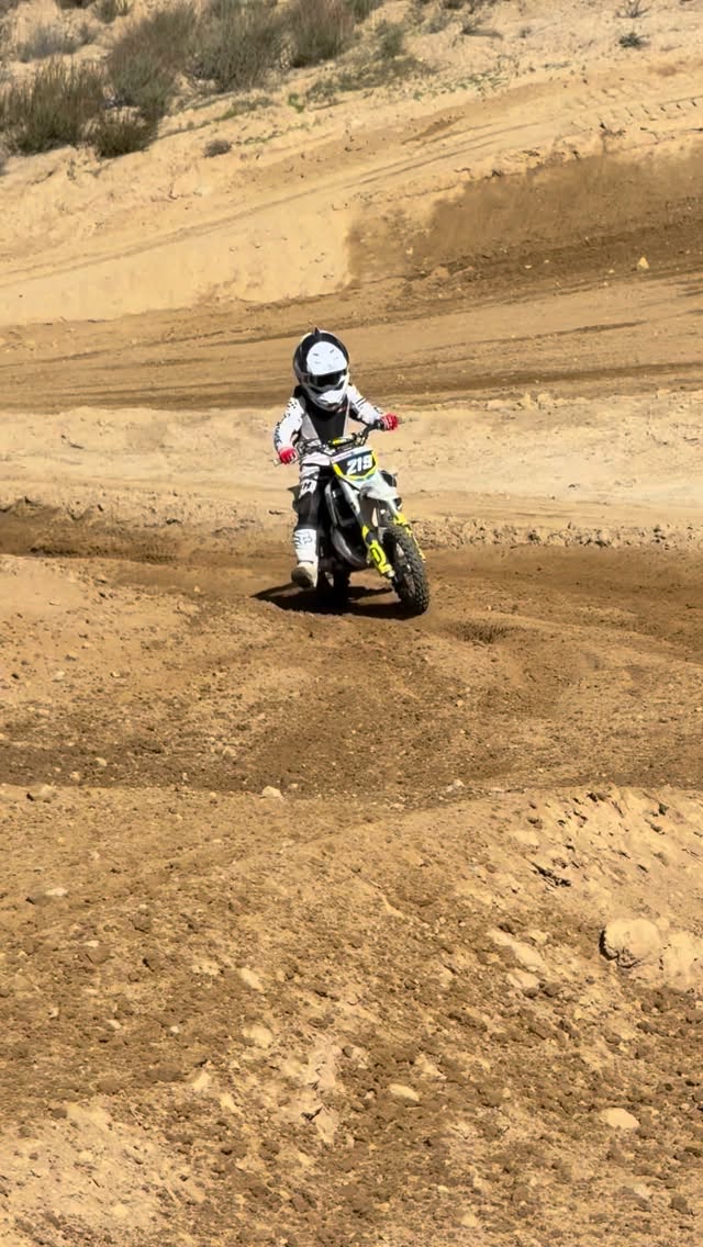 “You don’t realize how fast time flies, until you are watching your babies grow up.”
@glenhelenraceway
@swapmotoraceseries
#kids #mx #saturdaymx #glenhelenraceway #corbinwaynefoundation