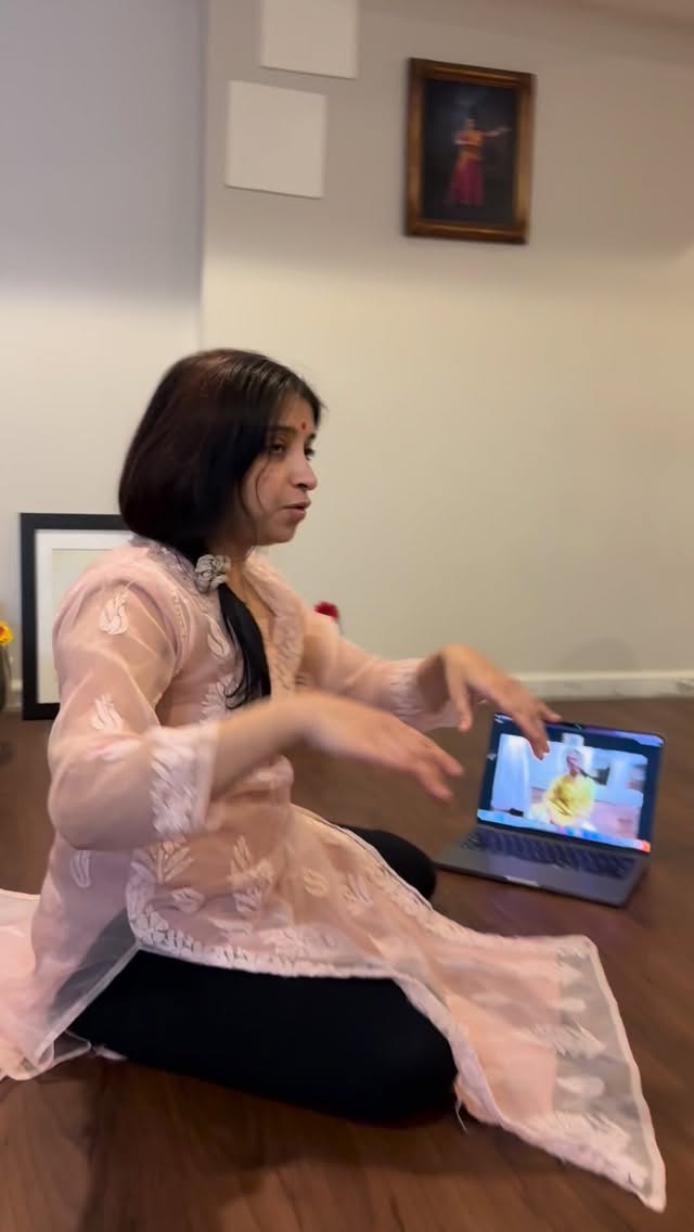 ✨ Small details make a big difference! ✨ Reflecting on the invaluable lessons from our Pallavi Tai, as she guided her senior students through the nuances that elevate their performance. Her unique ability to relate little details and fun ideas transforms learning into an enjoyable experience, all while instilling profound knowledge with such ease! 🎶
#pallavidegwekar #pallavikathak #dance #kathak #pallavikathakgurukul #gurukul #guru #danceclass #kathakdance #students #gurushishya #learndance #onlinedanceclass #kathakdance #kathakreels #TeachingMoments #VisharadPurna #MusicEducation #danceislife #learndancewithpallavi #gurupallavidegwekar #gurupallavitai