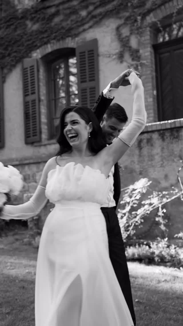 ✨ Elena, le jour J ✨
Pour son mariage, Elena a choisi une robe à la fois délicate, moderne et modulable.
Un bustier esprit lingerie en satin, qui sublime le buste avec douceur et féminité, accompagné d’un par-dessus en organza de soie plissé, apportant légèreté et poésie à la silhouette.
Pensée comme une tenue évolutive, cette création a permis à Elena de transformer son allure tout au long de la soirée, passant d’une robe élégante et aérienne à une silhouette plus épurée, toujours avec la même élégance.
Je suis Manon Gontero, créatrice de robes de mariée, et j’imagine chaque robe comme une expérience unique, pensée pour s’adapter à la personnalité, au style et aux moments forts de la journée.
✨ Vous rêvez d’une robe modulable, pensée pour vous accompagner du début à la fin de votre mariage ?
👉 Réservez votre essayage en atelier via le lien dans ma bio et imaginons ensemble la robe qui vous ressemble.