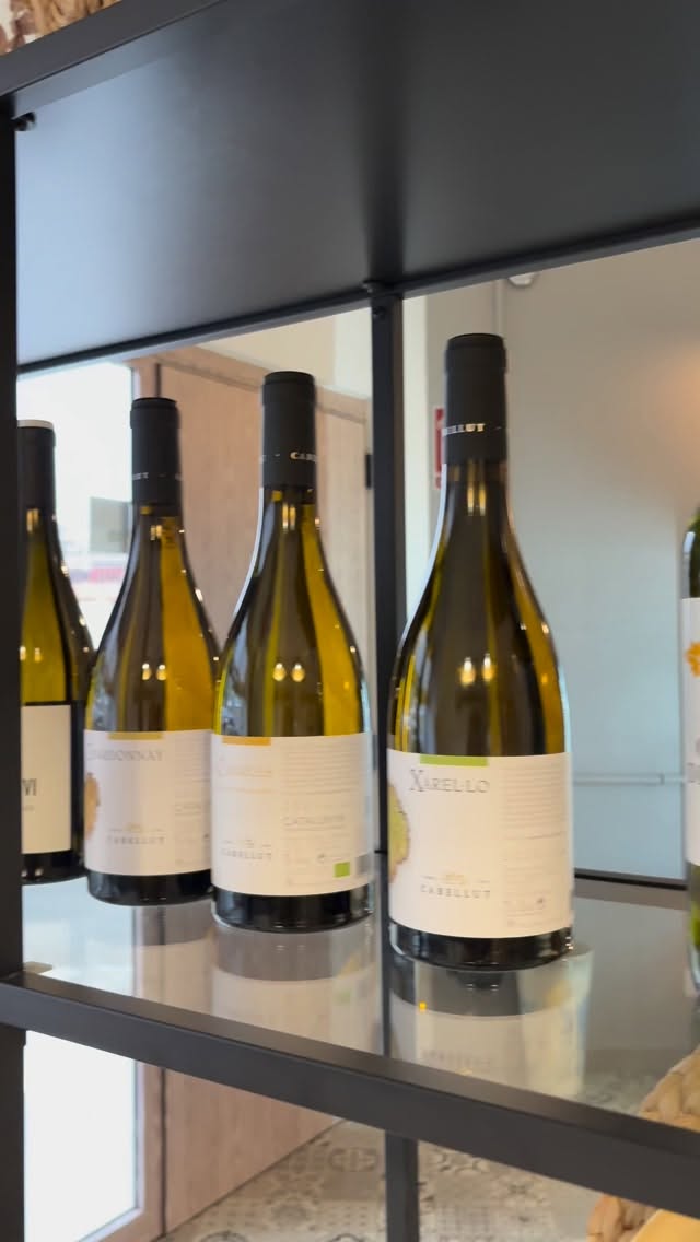 ✨ What is a menu tasting day like with us? ✨
During the winter months, we don’t host weddings…
but we work at full speed preparing all the celebrations to come 🤍
Each day we host only one menu tasting,
so we can focus fully on each couple and take care of every detail, just as you’ve imagined and dreamed.
On tasting days, our entire team is involved
and here you can see a little glimpse of the behind the scenes ✨
💭 What do we love most about tastings?
Meeting you in person, getting to know you,
and starting to plan and dream together about your big day 💍
•
✨ ¿Cómo es un día de prueba de menú con nosotros? ✨
Durante los meses de invierno no celebramos bodas…
pero trabajamos a pleno rendimiento preparando todas las que están por venir 🤍
Cada día realizamos una única prueba de menú,
para dedicaros tiempo, atención y cuidar cada detalle de forma personalizada.
En cada tasting, todo nuestro equipo se implica al 100%
y aquí podéis ver un poquito del making off ✨
💭 ¿Lo que más nos gusta de estos días?
Conoceros en persona, escucharos
y empezar a soñar y planificar juntos vuestro gran día 💍
#barcelonadestinationwedding #cateringsitges #sitgescatering #spainwedding