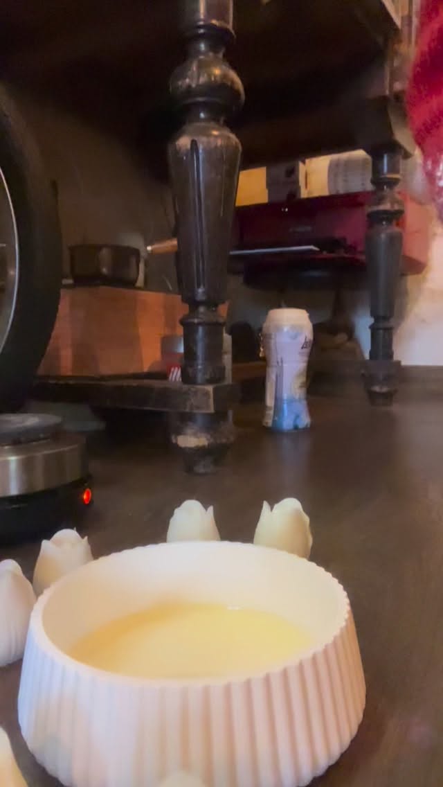 “Холандската градина” е проект, 🤍точно по вкуса ни - семпъл, изящен и изобилен.
Плътен и същевременно лек като усещане. 🩰
🎼По индивидуално решение, цветовете могат да бъдат променени.
💶/цена на изделието 25€