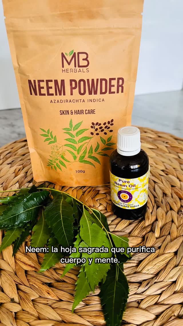 🌿✨Neem: la hoja sagrada que purifica cuerpo y mente
En Ayurveda, el Neem es considerado oro verde: Un árbol medicinal que limpia, enfría, purifica y equilibra profundamente los tres doshas, especialmente Pitta y Kapha.
Hoy te muestro sus tres formas más poderosas: Hoja fresca, aceite y polvo… cada una con sus funciones únicas que transforman tu bienestar desde adentro.
🌿Hoja de Neem ( fresca o seca)
✨Purifica la sangre
✨Regula el calor interno y reduce inflamación
✨Calma brotes de piel y picazón
✨Equilibra Pitta y Kapha desde la raíz
🛢️Aceite de Neem
🌱Antibacterianoy antifúngico natural
🌱Regenera
y limpia la piel
🌾Polvo de Neem
🍃Se usa para mascarillas faciales purificantes
🍃Equilibra pitta en el rostro
🍃Puedes utilizarlo también en pasta para el cuero cabelludo
💬Quieres que te enseñe cómo integrar Neem de forma suave y segura en tu rutina Ayurvedica? Déjame un “ QUIERO APRENDER “ en los comentarios. #ayurveda #āyurveda #latinasenusa #amorpropio #motivacion