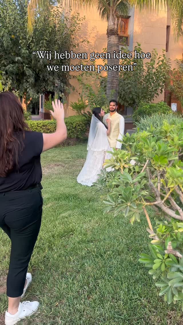 Dit hoor ik zó vaak tijdens kennismakingsgesprekken:
“We weten niet hoe we moeten poseren.”🫣
En echt, ik snap het. De laatste keer dat ik zelf voor de camera stond zei ik precies hetzelfde. Voor de camera staan tijdens een fotoshoot kan kwetsbaar voelen, een beetje ongemakkelijk en ver buiten je comfortzone.
En dat is dus precies waar ik er voor ben als trouwfotograaf.
Je hoeft niet te weten hoe je moet poseren tijdens een fotoshoot. Niet wat je met je handen moet doen, hoe je moet staan of wanneer je moet lachen. Ik begeleid jullie rustig, help je de camera te vergeten en zorg dat het natuurlijk voelt terwijl jullie gewoon samen zijn.
#bruiloftinspiratie #trouwfotografie #bruidsfotograaf #trouwen #bruiloft