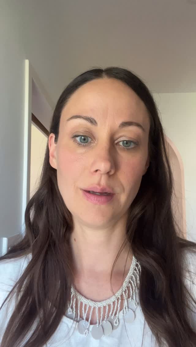 Planning your life around toilets isn’t a treatment plan.
💩💩💩
We see this all the time in clinic.
You go to the doctor because your gut is unpredictable.
Bloating. Pain. Food reactions. Urgency.
Your tests come back normal.
You’re told it’s IBS.
So you cut out foods.
Cancel plans.
Memorise bathroom locations.
That’s where we start looking properly.
As naturopaths, we focus on root-cause gut health.
We use gut testing to understand what’s actually driving IBS-type symptoms.
Because symptoms are signals.
And “IBS” isn’t an explanation.
If this sounds like you, don’t put up with it.
Book an intro call via the link in