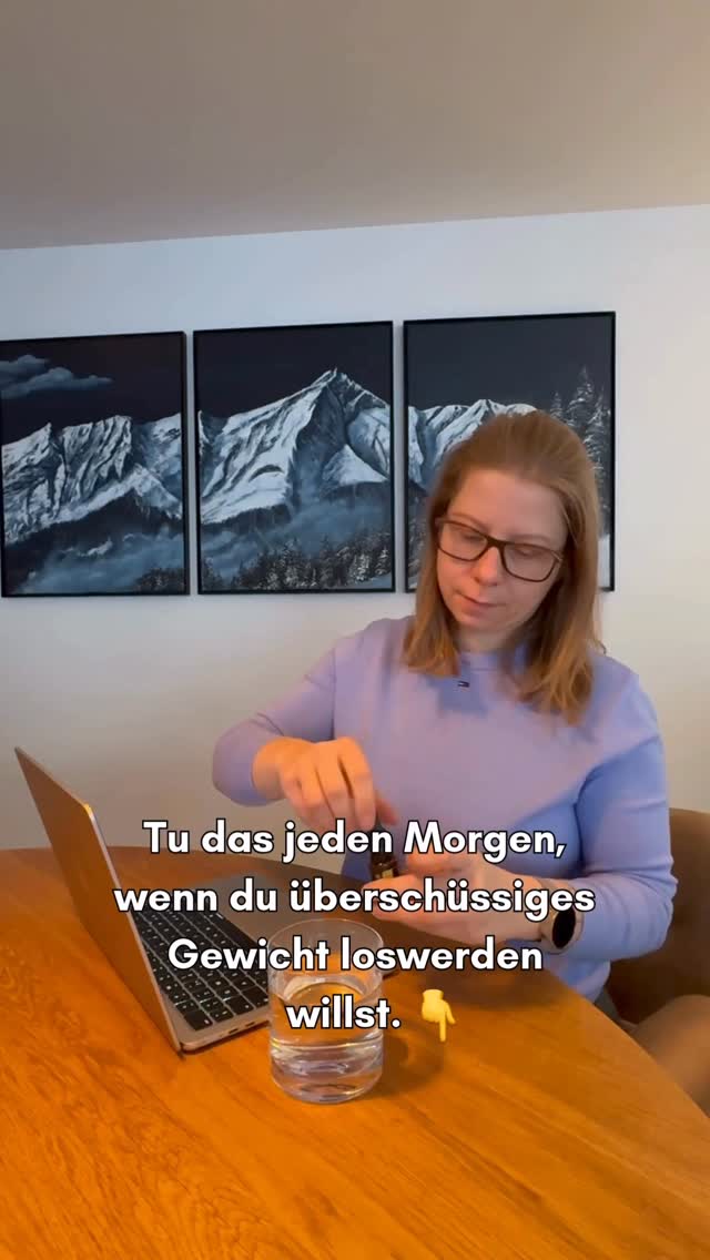 Lies hier 👇
Wenn dir jemand sagt:
„Trink einfach jeden Morgen Zitronenwasser und du verlierst Gewicht“
→ dann ist das einfach kompletter Müll.
Ich habe selbst 17 kg in 1,5 Jahren abgenommen
und halte mein Gewicht bis heute.
Nicht durch einen Morgen-Trick.
Nicht durch Detox-Versprechen.
Sondern durch:
• eine klare Ernährungsumstellung
• regelmässige Bewegung
❗ Zitronenwasser allein macht nicht schlank.
Was es aber sehr wohl kann:
✨ unterstützt die Hydration und gibt dir einen Frische-Kick!
✨ kann die Verdauung sanft anregen
✨ unterstützt körpereigene Reinigungsprozesse – und damit indirekt den Stoffwechsel
✨ hilft, weniger süsse Getränke zu konsumieren – das spart Kalorien
✨ unterstützt eine bewusste Morgenroutine
Ich nutze Zitronenöl im Wasser nicht, um Fett zu verbrennen.
Sondern um meinen Körper zu unterstützen,
damit gesunde Entscheidungen im Alltag leichter fallen.
Wissenswert:
Das ätherische Zitronenöl befindet sich in der Schale der Zitrone.
Es braucht rund 75 Zitronen, um eine 15-ml-Flasche ätherisches Zitronenöl herzustellen.
Das Öl entsteht als Nebenprodukt der Frischobstindustrie:
Zitronen, die wegen Druckstellen oder optischer Mängel nicht verkauft werden,
werden für Saft und Öl gepresst – so werden die Früchte sinnvoll doppelt genutzt.
👉 Wichtig: Verwende nur Glas oder Edelstahl.
Zitrusöle können Kunststoff lösen – und das willst du nicht trinken.
⸻
1️⃣ Folge @mindyourchange_by_carmen,
wenn du ehrliche, alltagstaugliche Gesundheitsimpulse willst – ohne Mythen.
2️⃣ Kommentiere „WASSER“,
wenn du wissen willst, welche Öle ich im Wasser nutze
und worauf man dabei achten sollte.
#ätherischeöle #lemon #gesundheit #selbsthilfe #wohlbefinden #routine