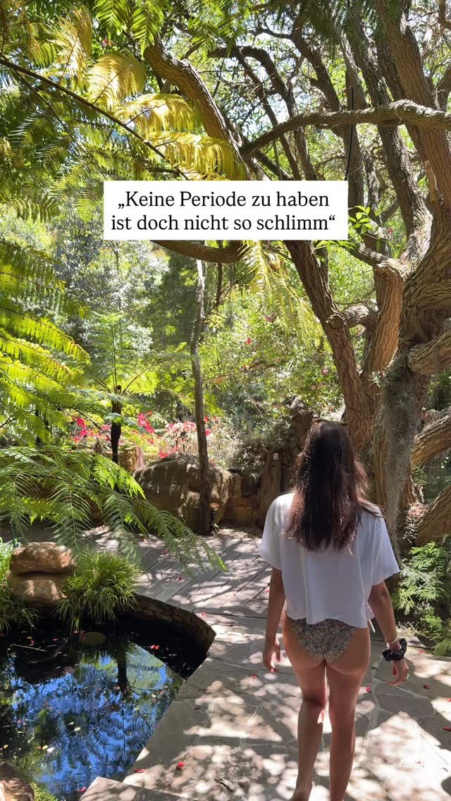 Wenn du keine Periode hast, bedeutet das oft, dass dein Körper zu wenig Östrogen produziert.
Und Östrogen ist super wichtig für deine Knochen.
Dieses Hormon hilft dabei, dass deine Knochen stark bleiben und sich gut aufbauen. 🙏🏼
Fehlt es über längere Zeit, werden die Knochen schwächer und dünner, auch wenn man das erstmal nicht merkt.
Gerade in jungen Jahren ist das ein Problem, weil dein Körper jetzt eigentlich seine Knochendichte aufbauen sollte.
Was er in dieser Zeit nicht schafft, kann man später kaum noch nachholen.🫠
Das kann dazu führen, dass du:
- schneller Knochenbrüche bekommst
- Stressfrakturen hast
- oder später ein höheres Risiko für Osteoporose hast
Deshalb ist keine Periode kein gutes Zeichen, sondern eher ein Warnsignal deines Körpers, dass etwas nicht stimmt - auch mit deinen Knochen…
#hypothalamischeamenorrhö #ausbleibendeperiode #frauengesundheit #hormoncoaching