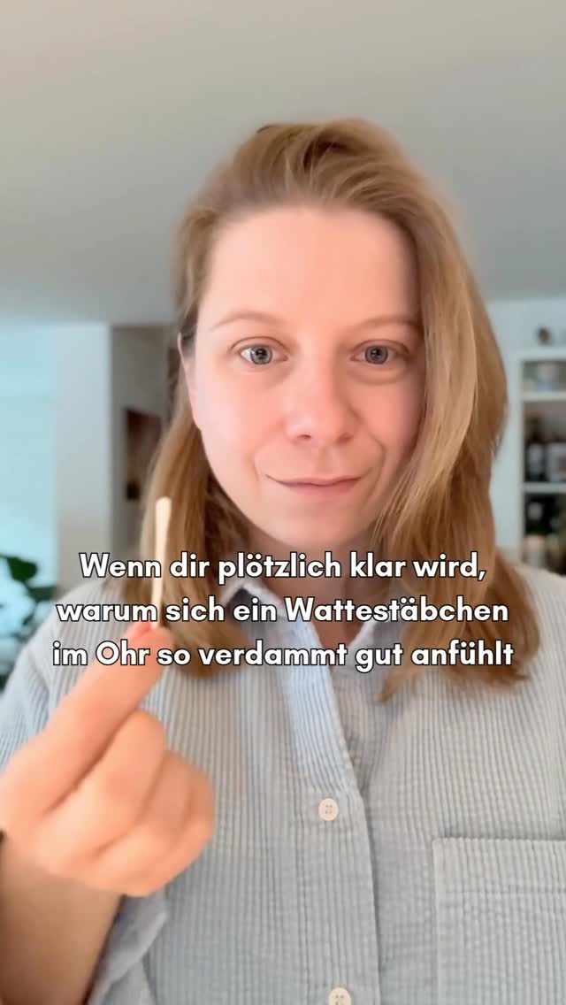 Wenn du dich fragst, warum sich das Wattestäbchen im Ohr „beruhigend“ anfühlt –
hier ist die Erklärung:
Der äussere Ohrbereich ist einer der wenigen Orte,
an dem dein Nervensystem direkt Sicherheit wahrnimmt. 🧠
Nicht über den Kopf.
Nicht über Logik.
Sondern über sanfte, langsame Reize.
Wenn dieser Bereich ruhig berührt wird,
kann dein Körper aus dem Alarmmodus
in einen regulierteren Zustand wechseln. 🌿
✨ Was du tun kannst:
• Lege deinen Finger sanft an den äusseren Ohrrand
• Bewege ihn langsam, ohne Druck
• Atme ruhig ein und aus
• 20–60 Sekunden reichen oft völlig
Viele spüren danach:
– weniger innere Unruhe
– ein Nachlassen von Druck & Enge
– mehr Erdung im Körper 🫶
⚠️ Wichtig:
Nicht ins Ohr gehen.
Keine Wattestäbchen nutzen.
Der äussere Bereich reicht vollkommen aus.
Das ist kein Trick.
Das ist Regulation über Berührung.
🌿 Meine persönliche Zusatz-Routine, wenn ich merke: es ist gerade zu viel
• Morgens Balance Öl auf die Füsse (Erdung & Stabilität)
• 1 Adaptiv Kapsel
→ unterstützt den Körper dabei, Stress besser zu verarbeiten
→ hilft, emotional ruhiger und mental klarer durch den Tag zu gehen ✨
1️⃣ Folge @mindyourchange_by_carmen,
wenn du lernen willst, deinem Körper zuzuhören statt ihn zu übergehen.
2️⃣ Speichere diesen Beitrag 🔖,
für den Moment, in dem dein Nervensystem wieder nach Sicherheit sucht.
Persönliche Erfahrung – ersetzt keine medizinische Beratung.
#ätherischeöle #stress #selbstregulation #nervensystemregulation #ohr #gesundheit